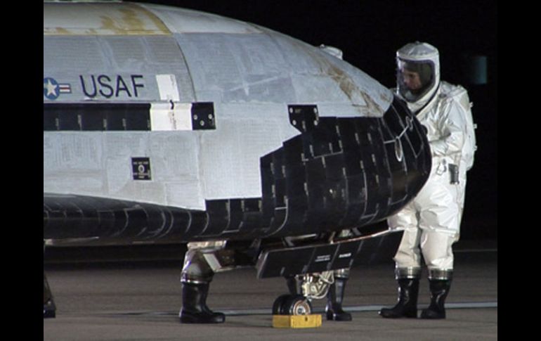 Técnicos analizan la nave espacial X-37B en su recién llegada a la Tierra. AFP  /