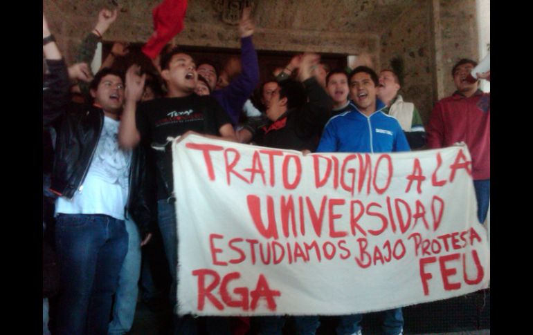 Aspecto de la manifestación de universitarios, a las afueras de Casa Jalisco. R. ZAPATA  /