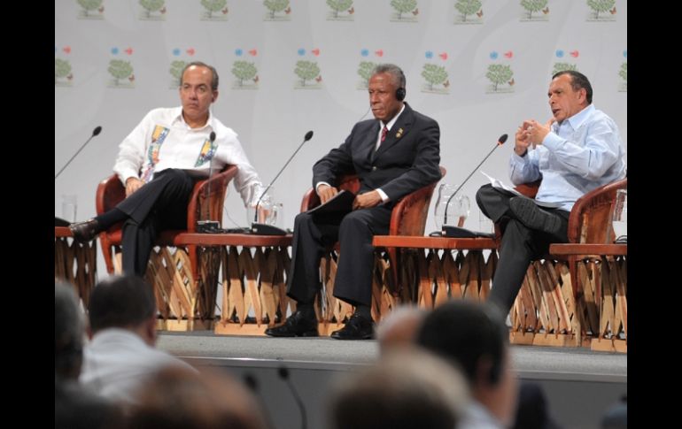 Calderón (izq.) encabeza las negociaciones para concretar estrategias contra el cambio climático en Cancún. AFP  /
