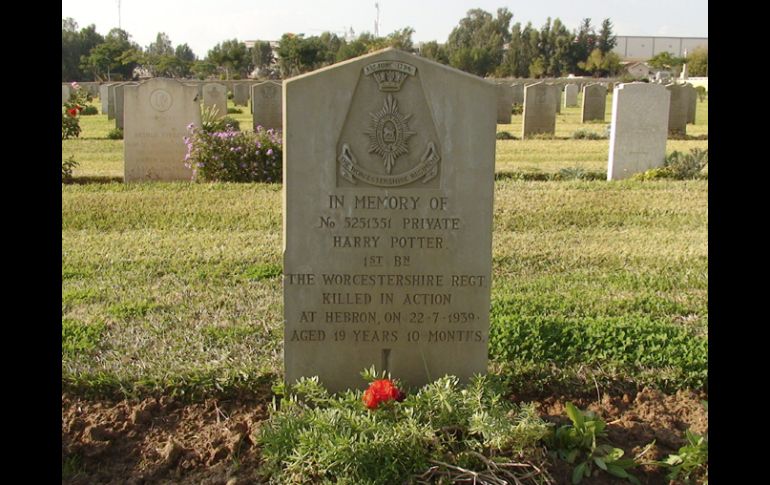 Lápida del soldado de nombre Harry Potter fallecido en 1939. EFE  /
