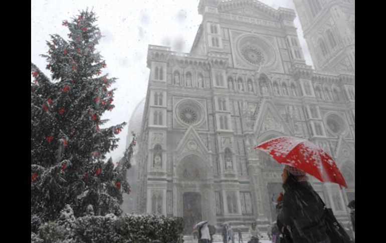 El Duomo de Florencia, Italia, luce un aspecto navideño gracias a la intensa nevada. EFE  /