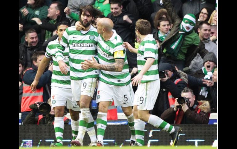 Los jugadores del Celtic festejan los goles de Samaras con los que consiguieron la victoria. REUTERS  /