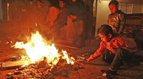La quema de fogatas y pirotécnia es el principal factor que disparó la cifra de niños quemados. ARCHIVO  /