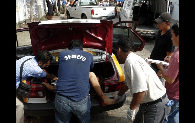 Este sábado, se localizaron en un taxi cuatro cadáveres, en Acapulco. EFE  /