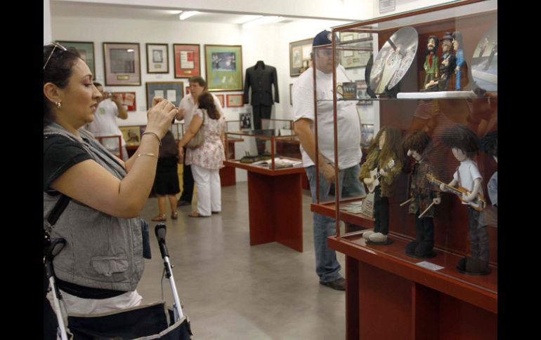 Miles de visitantes asisten al museo de The Beatles en Buenos Aires para admirar la colección. AP  /