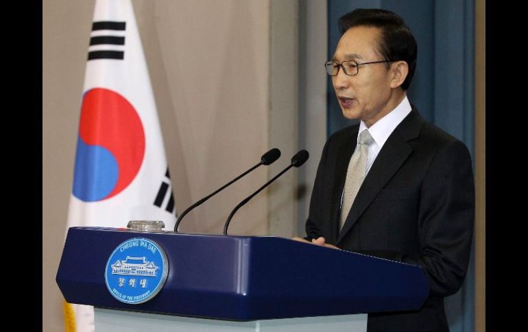 El presidente surcoreano Lee Myung-bak ofrece una rueda de prensa y habla de los ocho piratas muertos. EFE  /