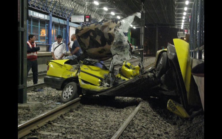 Aspecto del automóvil destruido tras chocar con el tren ligero en la estación 18 de marzo. M. PATIÑO  /