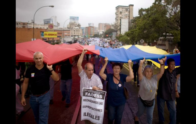 Trabajadores y estudiantes marchan en rechaza de políticas oficiales. AP  /
