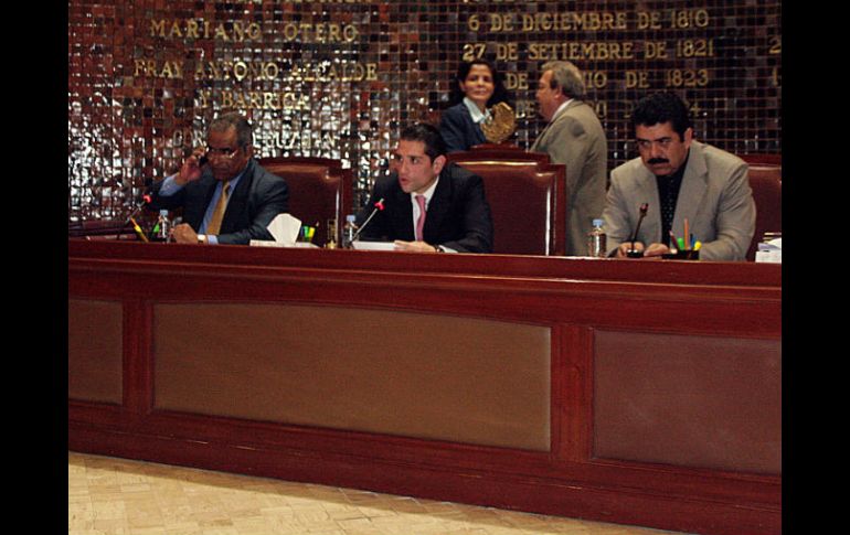 Raúl Vargas, Enrique Aubry y Felipe de Jesús Hernández conformaron la Mesa Directiva y declararon desierta la sesión de ayer. ESPECIAL  /