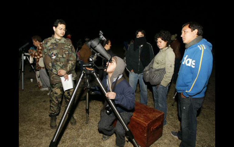 El momento culminante tendrá lugar cuando los visitantes posen sus ojos sobre los oculares de los cientos de telescopios. ARCHIVO  /