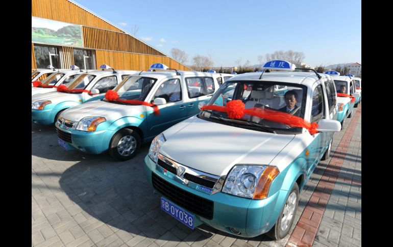 Taxistas en sus coches participan en una ceremonia de lanzamiento de 50 taxis eléctricos en Beijing. NTX  /