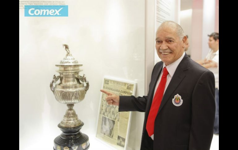 Salvador ''Chava'' Reyes posa junto al primer título del Guadalajara logrado en la temporada 1956-1957. E. PACHECO  /