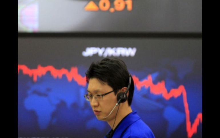 Un  operador de divisas observa una pantalla que muestra el tipo de cambio entre el yen japonés y el won surcoreano. AP  /