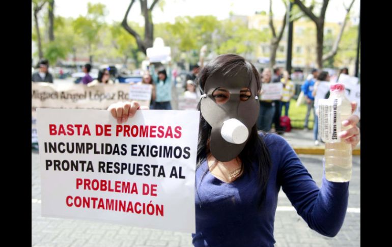 Con pancartas, los manifestantes exigieron soluciones a problemas de contaminación en la ciudad. E. PACHECO  /