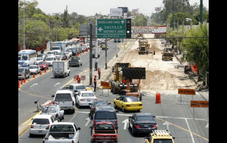 La Avenida Ávila Camacho podría resistir un sistema de transporte público masivo en superficie.  M. FREYRÍA  /