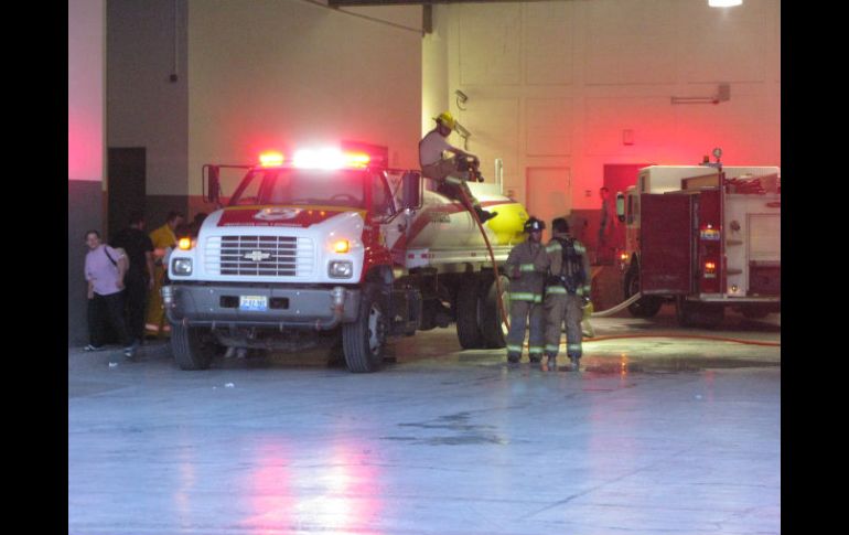 Los trabajadores del centro comercial no pudieron ingresar al mismo por las labores de bomberos en la zona incendiada. M. PATIÑO  /
