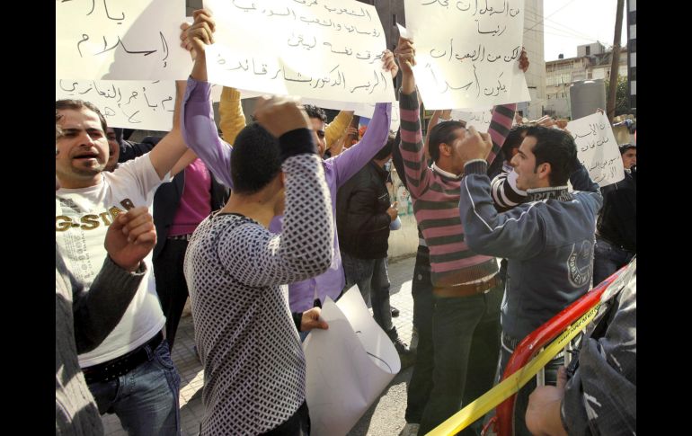 Protestantes gritan consignas en contra de al Asad. ARCHIVO  /