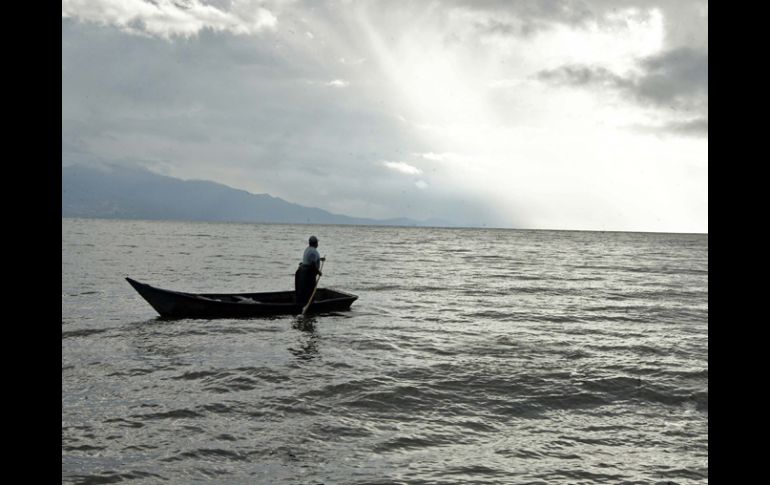 El Lago de Chapala tiene un almacenamiento total de siete mil 897 millones de metros cúbicos de agua. ARCHIVO  /