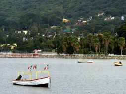 Los turistas disfrutan de los paseos en lancha a las diferentes islas que rodean al Lago de Chapala. M. FREYRIA  /