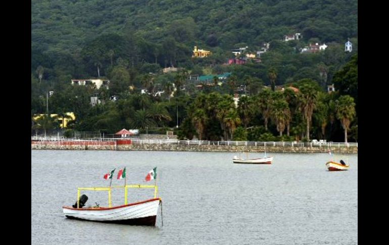 Los turistas disfrutan de los paseos en lancha a las diferentes islas que rodean al Lago de Chapala. M. FREYRIA  /