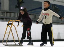 La mejor manera de aprender a patinar sobre hielo es con la ayuda de una andadera metálica, para evitar caídas. A. CAMACHO  /