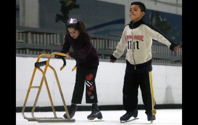 La mejor manera de aprender a patinar sobre hielo es con la ayuda de una andadera metálica, para evitar caídas. A. CAMACHO  /