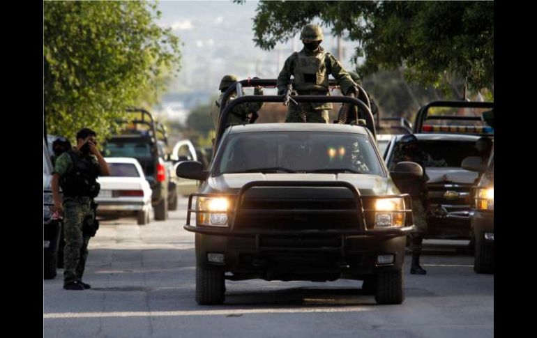 Elementos del Ejército liberan a un grupo de 52 migrantes centroamericanos. ARCHIVO  /