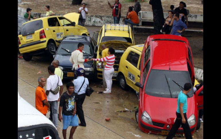 Sesenta automotores y más de cincuenta tiendas resintieron el efecto de la lluvia en la ciudad de Barranquilla. AFP  /