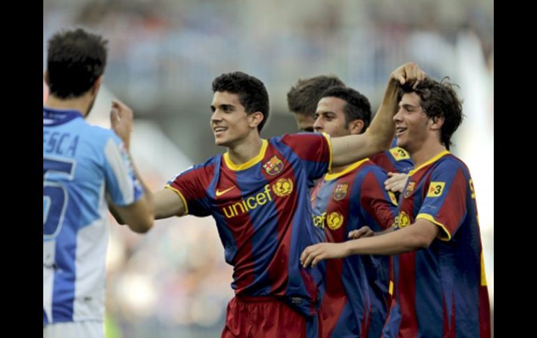 El defensa del Barcelona, Marc Bartra, celebra su gol ante Málaga, junto a sus compañeros. EFE  /