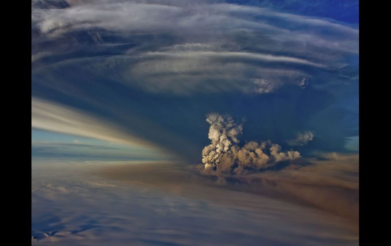 Vista aérea que muestra la erupción del volcán Grimsvoetn. EFE  /