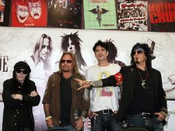 Los miembros de la banda Mick Mars (i), Vince Neil (2i), Tommy Lee (2d), y Nikki Sixx (d), posan para la fotografía. EFE  /