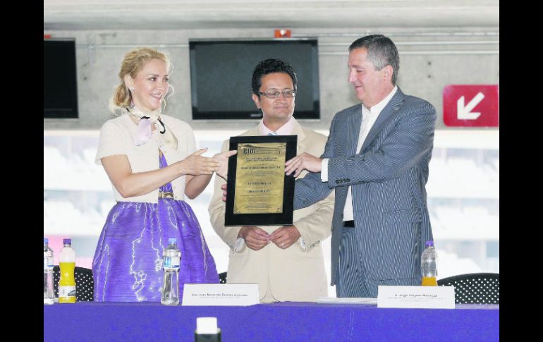 Angélica Fuentes y Jorge Vergara reciben reconocimiento que premia al Estadio Omnilife. E. PACHECO  /