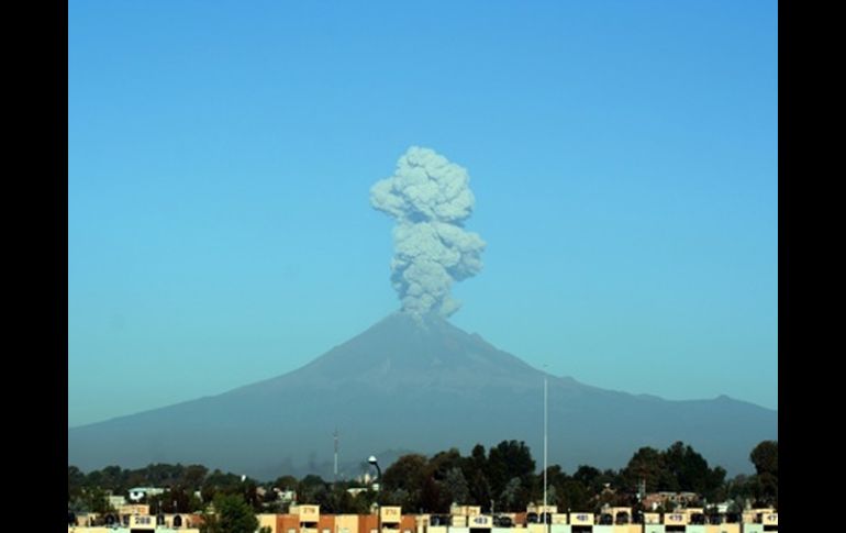 El Popocatépetl registró una fumarola que alcanzó los tres kilómetros de altura, aproximadamente. ARCHIVO  /