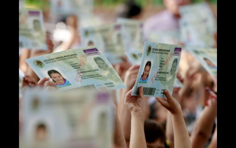 Esta mañana, autoridades entregaron las primeras cédulas de identidad personal a niños de Jalisco. M. FREYRÍA  /