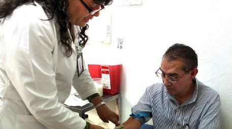 Personal médico toma una muestra a un posible donador, previo a un cuestionario aplicado a los donantes. EL UNIVERSAL  /