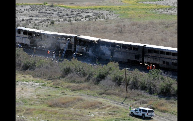 Equipos de emergencia trabajan a los alrededores del accidente de la colisión del tren. AP  /