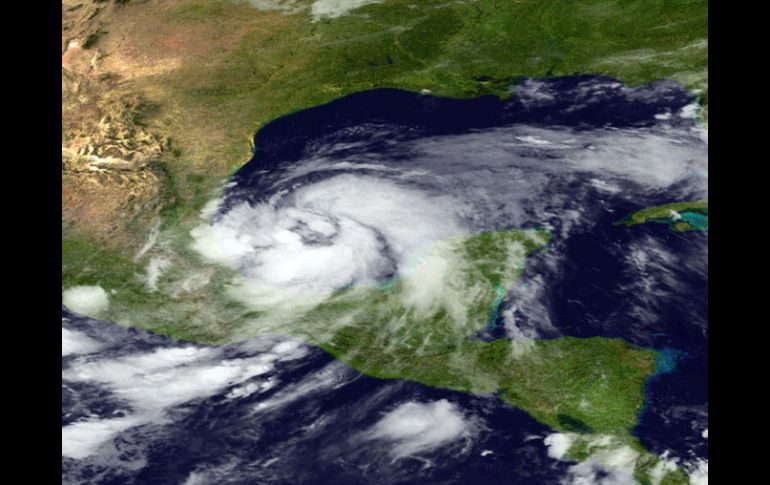 Centro Nacional de Huracanes de Estados Unidos anuncia que la tormenta tropical se debilitará en las próximas horas. EFE  /