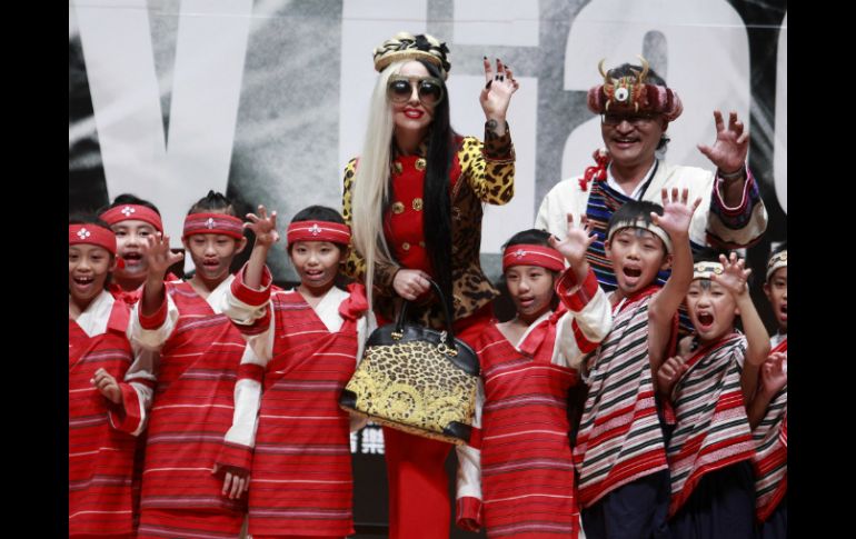 Varios niños ofrecieron regalos y abrazos a Lady Gaga. REUTERS  /