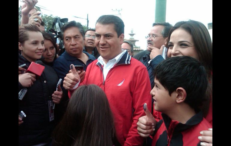 Eleazar García Sánchez (de rojo), superó a Gloria Romero por margen de 3.6 por ciento. EL UNIVERSAL  /