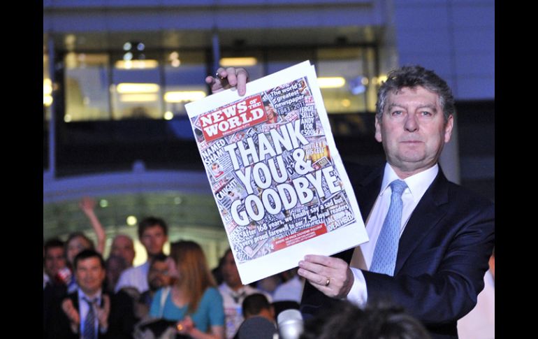 El editor de periódico sensacionalista británico News of the World, Colin Myler sostiene la última edición del diario. EFE  /