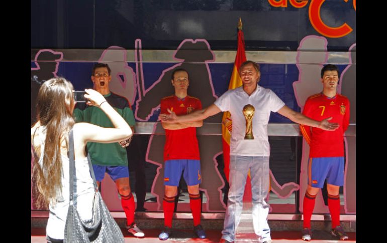 ker Casillas, Andrés Iniesta y David Villa expuestas en el Museo de Cera de Madrid por la celebración del aniversario. EFE  /