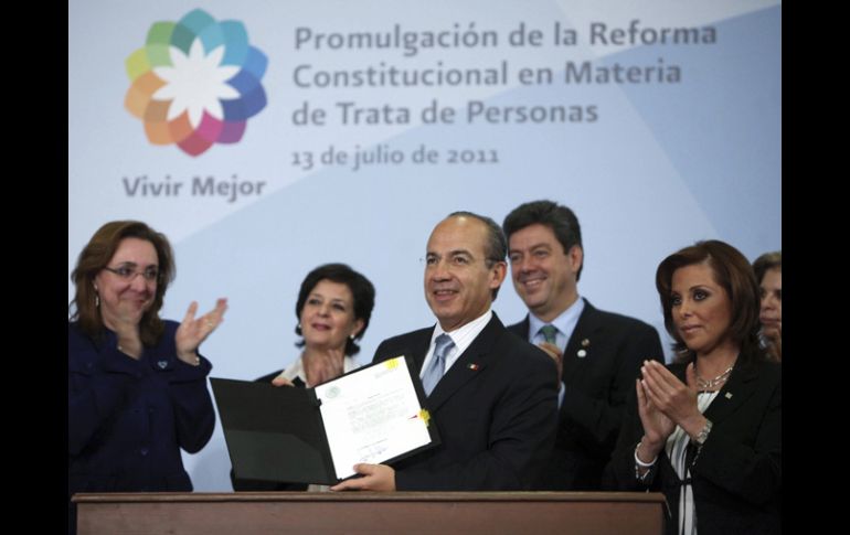 El Presidente, Felipe Calderón (c), muestra hoy, miércoles 13 de julio de 2011, la firma del decreto. EFE  /