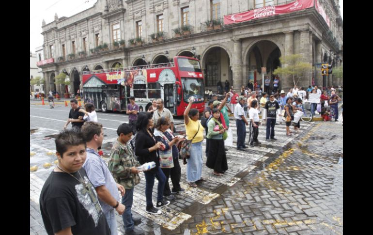 La tarde de hoy, cerca de 100 artesanos se manifestaron en el cruce de las avenidas Alcalde e Hidalgo. S. NÚÑEZ  /