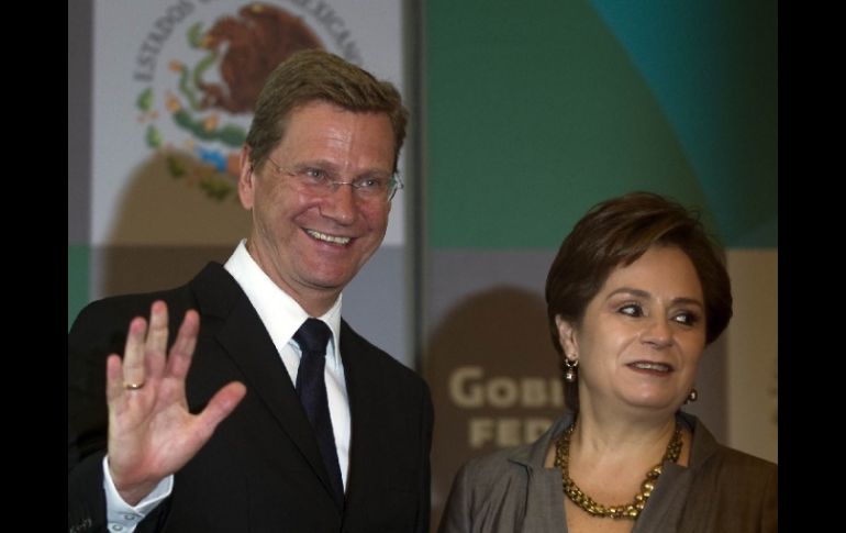 Patricia Espinosa (der.) ofreció una rueda de prensa con motivo de la visita del canciller alemán, Guido Westerwelle (izq.). AFP  /