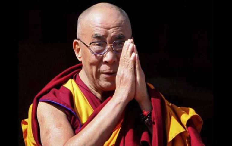 El Dalai Lama habla ante cientos de simpatizantes en la Universidad de Illionis. AP  /