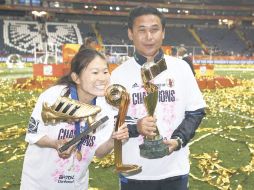 Homare Sawa muestra los trofeos que la acreditan como la mejor jugadora del Mundial y la goleadora del certamen. REUTERS  /