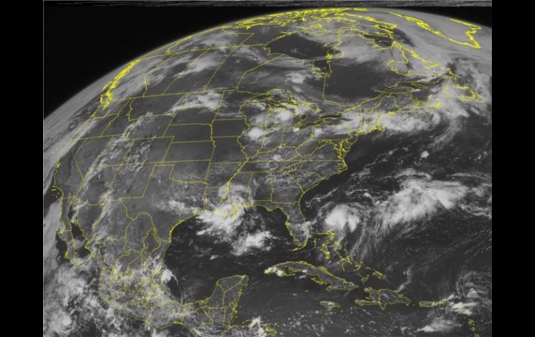 Imagen de satélite de la tormenta tropical Bret, girando al este de Florida. AP  /
