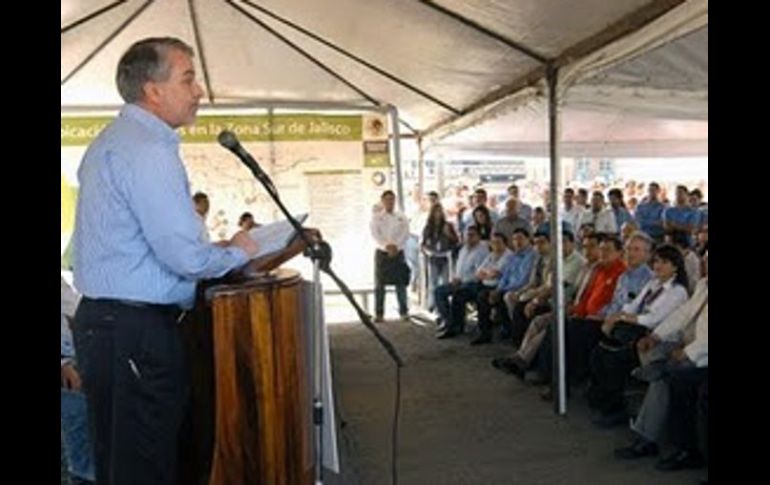 Emilio González dio el banderazo de arranque a las obras de conservación del Libramiento Carretero en Ciudad Guzmán. ESPECIAL  /