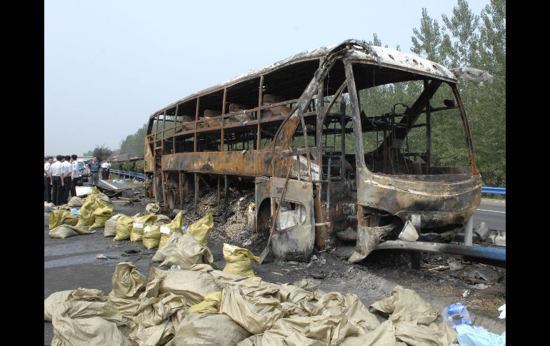 Foto del autobús de dos pisos quemado en Xinyang. AP  /