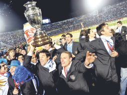 Los jugadores uruguayos muestran la Copa a los miles de aficionados que se dieron cita en el Estadio Centenario. AFP  /